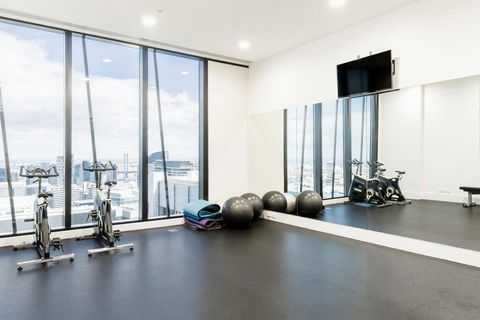 Wake To Eureka Tower Views From Prestigious Collins St - Tourism Cairns 3