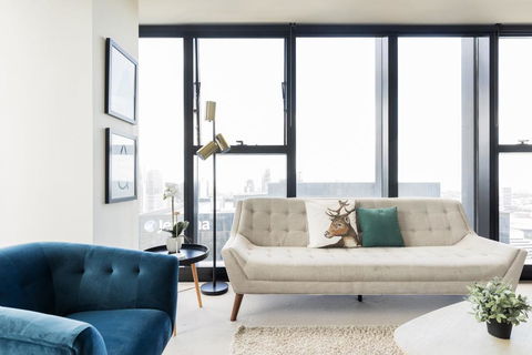 Wake To Eureka Tower Views From Prestigious Collins St - Tourism Cairns 0