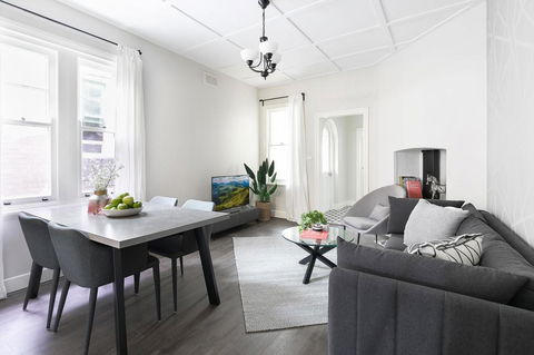 Walk Everywhere In The City From A Historic Home - Tourism Cairns 1