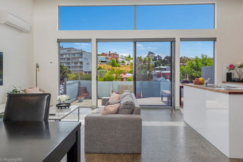 Walk To Salamanca, Queens Cottage LUX 3bdm Queens Cottage - Tourism Cairns 2