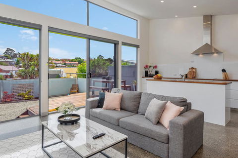 Walk To Salamanca, Queens Cottage LUX 3bdm Queens Cottage - Tourism Cairns 0