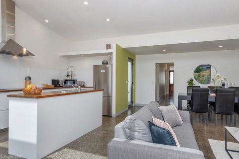 Walk To Salamanca, Queens Cottage LUX 3bdm Queens Cottage - Tourism Cairns 1