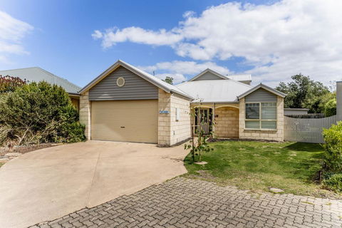 WALKIN ON SUNSHINE - STROLL TO BEACH BREAK - Tourism Cairns 0