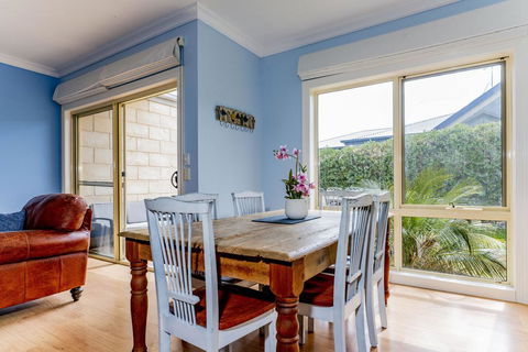 WALKIN ON SUNSHINE - STROLL TO BEACH BREAK - Tourism Cairns 1