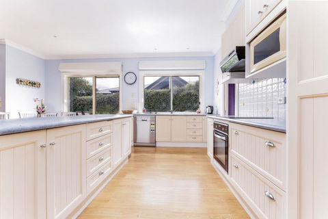 WALKIN ON SUNSHINE - STROLL TO BEACH BREAK - Tourism Cairns 2