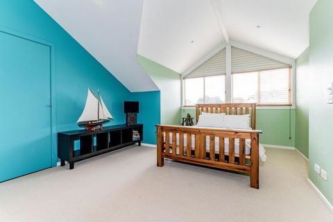 WALKIN' ON SUNSHINE - Tourism Cairns 2