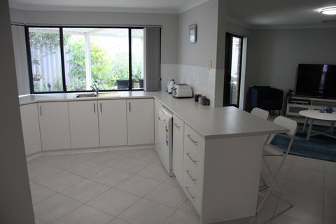 Warnbro Beach Family Accommodation - Tourism Cairns 2