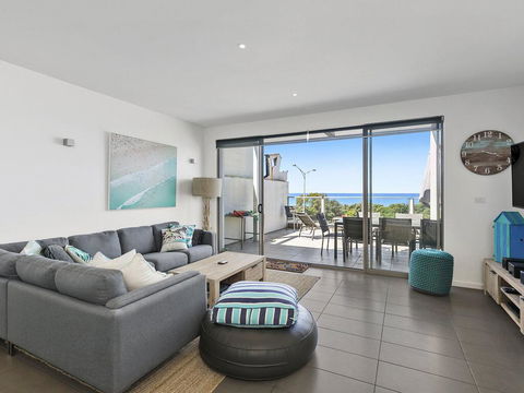 WATERFRONT SEVEN - In The Heart Of Lorne - Tourism Cairns 0
