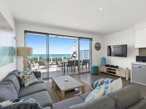 WATERFRONT SEVEN - In The Heart Of Lorne - Tourism Cairns 3