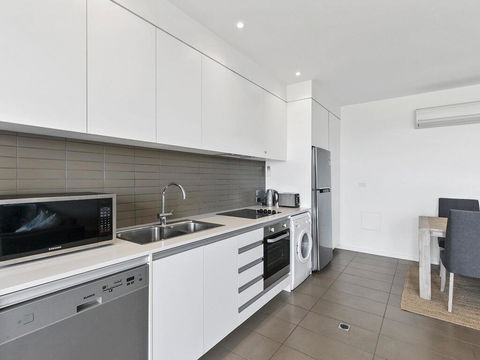 WATERFRONT SEVEN - In The Heart Of Lorne - Tourism Cairns 1
