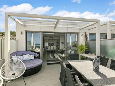WATERFRONT THREE- In The Heart Of Lorne - Tourism Cairns 1