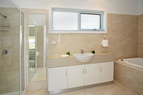 Waybourne- Vineyard And Winery - Tourism Cairns 30