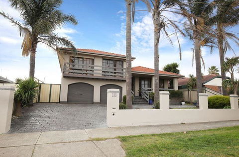 The Gallery Hours - Tourism Cairns 7