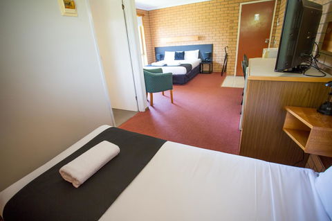Blue Whale Motor Inn & Apartments - Tourism Cairns 12
