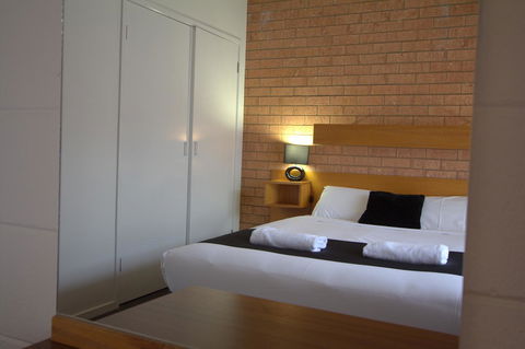 Blue Whale Motor Inn & Apartments - Tourism Cairns 24