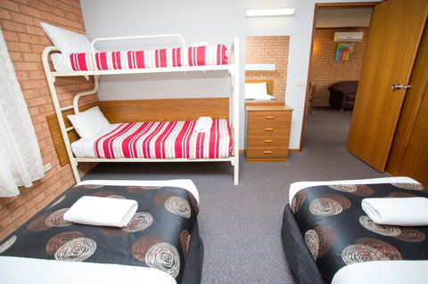 Blue Whale Motor Inn & Apartments - Tourism Cairns 14