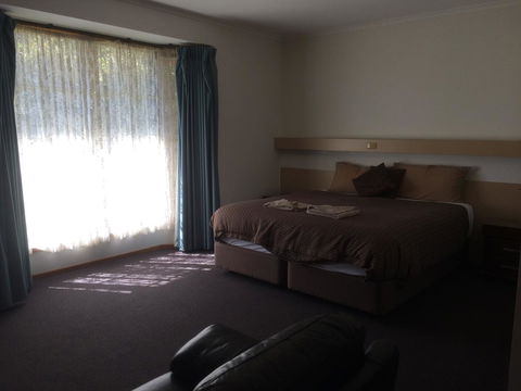 Ambassador Motor Inn - Tourism Cairns 17