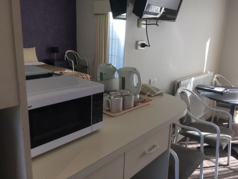 Ambassador Motor Inn - Tourism Cairns 3