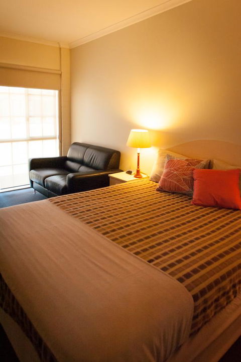 Ambassador Motor Inn - Tourism Cairns 34