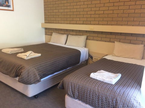 Ambassador Motor Inn - Tourism Cairns 5