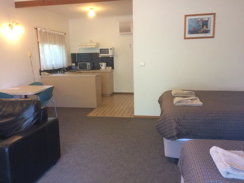 Ambassador Motor Inn - Tourism Cairns 7