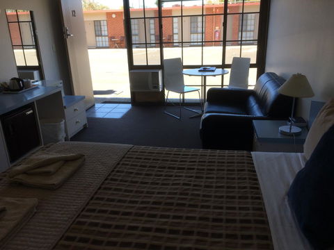 Ambassador Motor Inn - Tourism Cairns 24