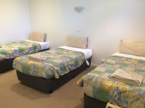 Ambassador Motor Inn - Tourism Cairns 1
