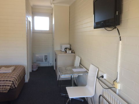 Ambassador Motor Inn - Tourism Cairns 12