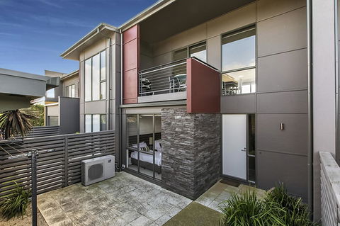 Twenty Five Coast - Tourism Cairns 1
