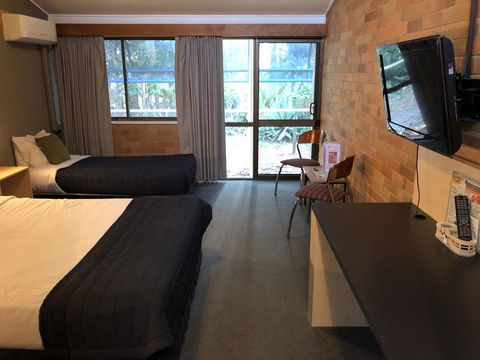 Bribie Island Hotel - Tourism Cairns 2