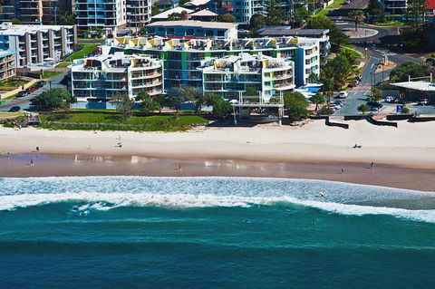 Rolling Surf Resort - Tourism Cairns 0
