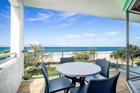 Rolling Surf Resort - Tourism Cairns 10
