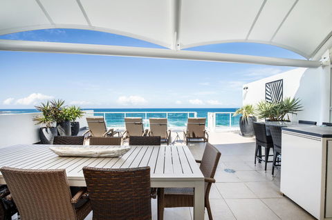 Rolling Surf Resort - Tourism Cairns 4