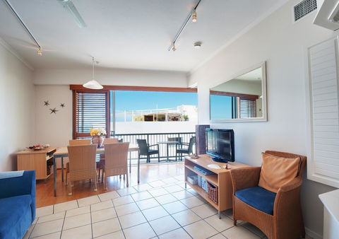 Rolling Surf Resort - Tourism Cairns 38
