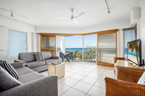 Rolling Surf Resort - Tourism Cairns 11