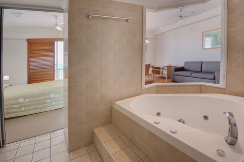 Rolling Surf Resort - Tourism Cairns 7