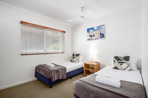 Rolling Surf Resort - Tourism Cairns 2