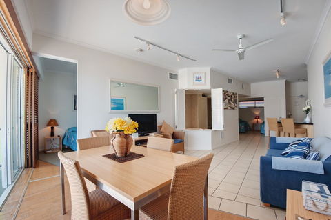 Rolling Surf Resort - Tourism Cairns 20