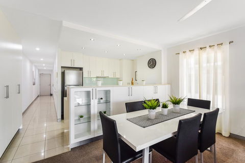 Redvue Holiday Apartments - Tourism Cairns 4