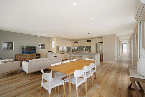 Jacaranda Noosa - Tourism Cairns 17