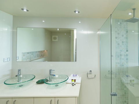 Beach Lodges - Tourism Cairns 8
