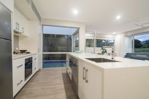 Pool Resort Port Douglas - Tourism Cairns 40