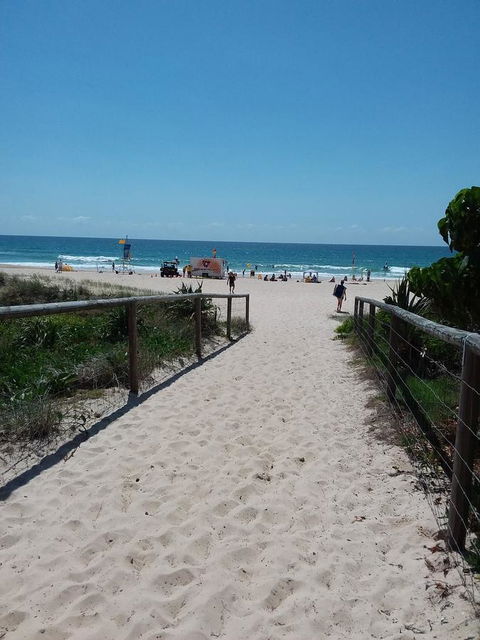 Surfers Chalet - Tourism Cairns 5