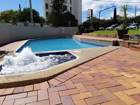 Surfers Chalet - Tourism Cairns 3