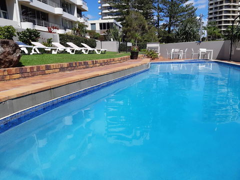 Surfers Chalet - Tourism Cairns 7