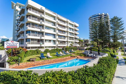 Surfers Chalet - Tourism Cairns 0