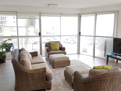 Surfers Chalet - Tourism Cairns 32