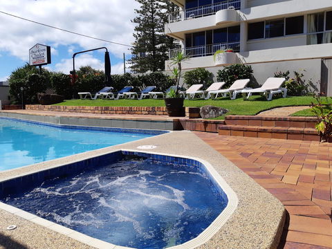 Surfers Chalet - Tourism Cairns 6