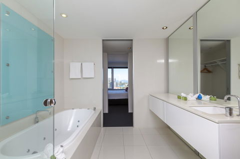 Q1 Resort & Spa - Official - Tourism Cairns 1