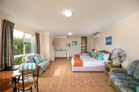 Sunlit Waters Studio Apartments - Tourism Cairns 42